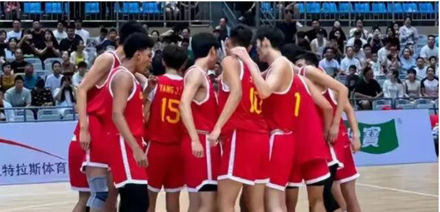 青年球员训练态度端正，奋发图强