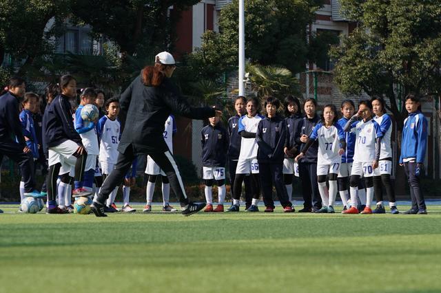 秘鲁女足遇到困难，教练组加强心理辅导