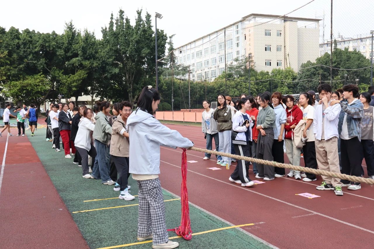 摩洛哥选手夺得拔河比赛头名