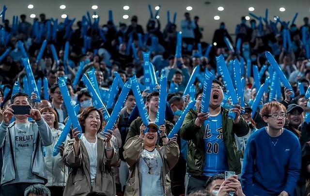 广东球迷期待主场胜利，队员表现备受关注