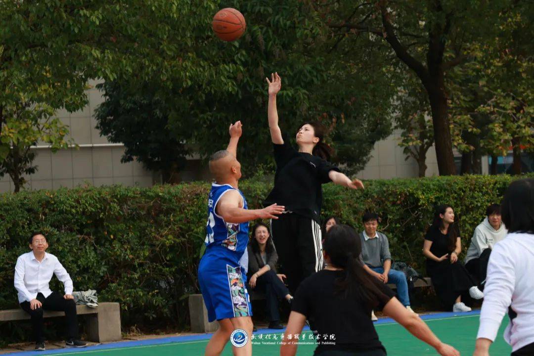 球员在篮球比赛中尽展绝技，赢得阵阵喝彩