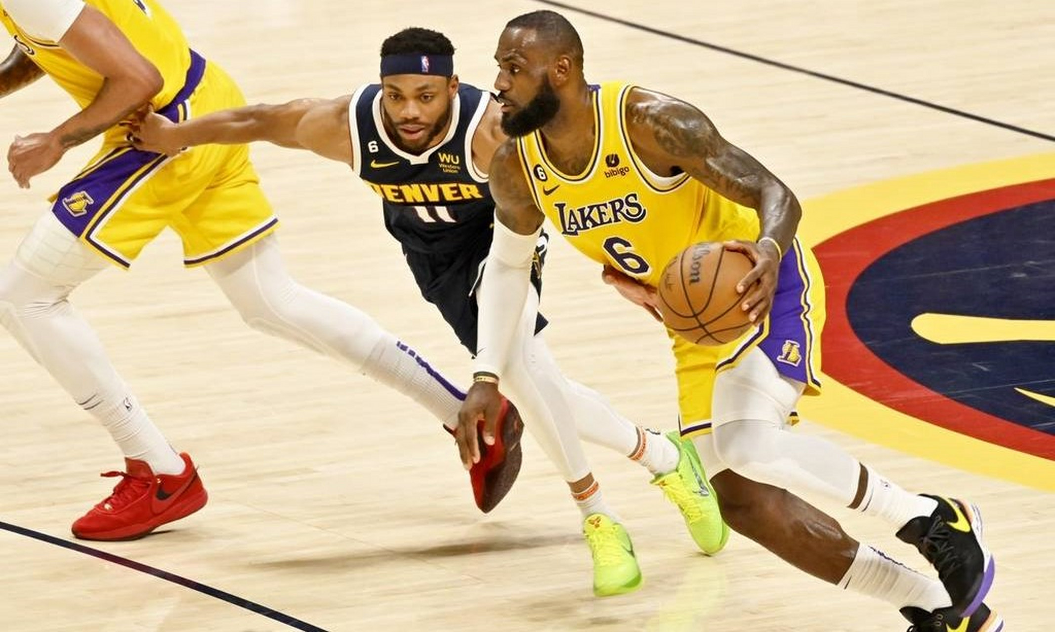NBA季后赛充满变数，球队表现起伏不定